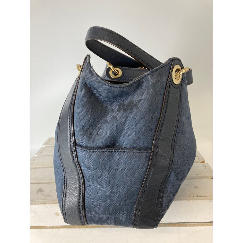 MICHAEL KORS LARGE NAVY CANVAS SIGNATURE PRINT SHOULDER BAG - Picture 2 of 16